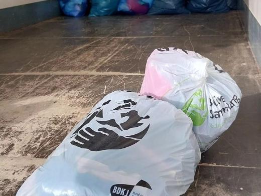 Das Bild zeigt einen Kleidersack in Nahaufnahme auf der Ladefläche eines LKWs.