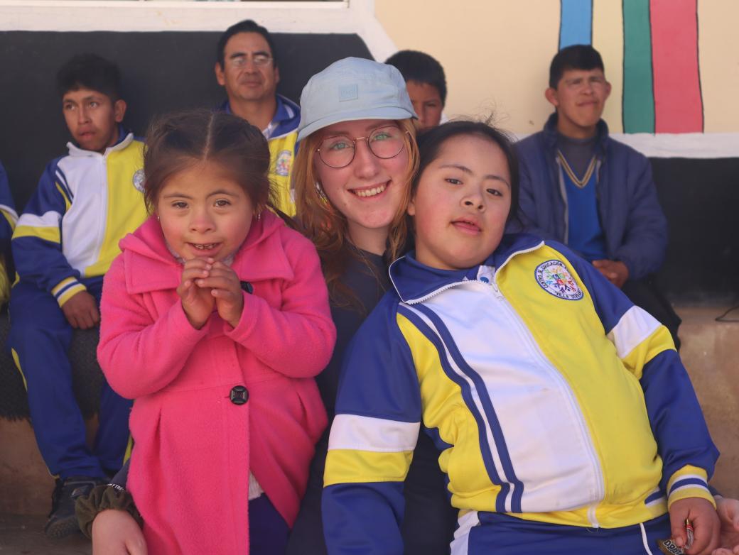 Das Bild zeigt eine junge Dame die zwei Kinder im Arm hält.