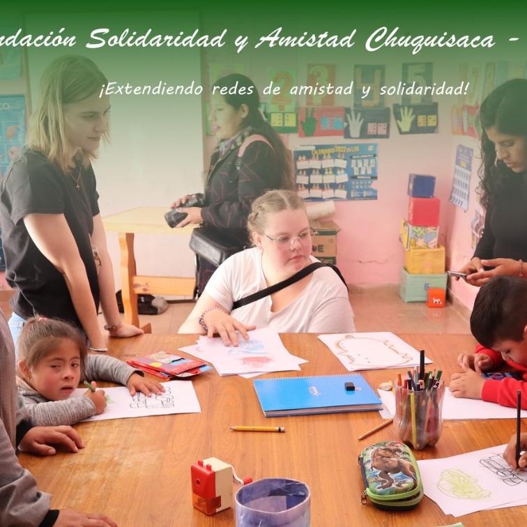 Das Bild zeigt einen Blick in eine Schulklasse in Bolivien. Eine Gruppe von Kindern lernt an Tischen.