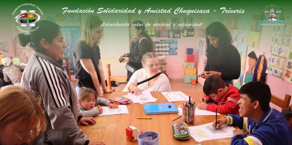 Das Bild zeigt einen Blick in eine Schulklasse in Bolivien. Eine Gruppe von Kindern lernt an Tischen.