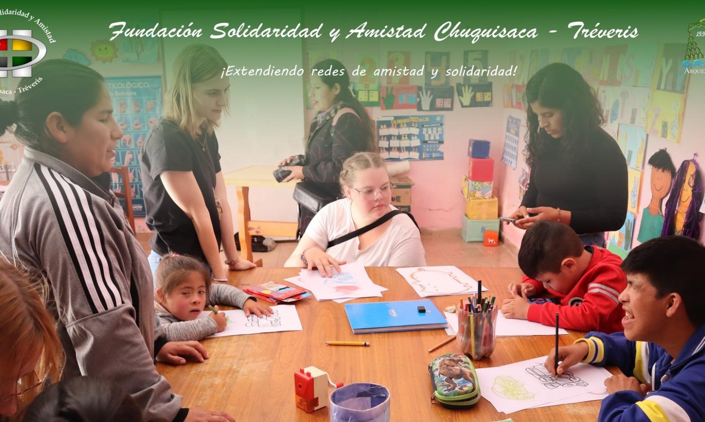 Das Bild zeigt einen Blick in eine Schulklasse in Bolivien. Eine Gruppe von Kindern lernt an Tischen.