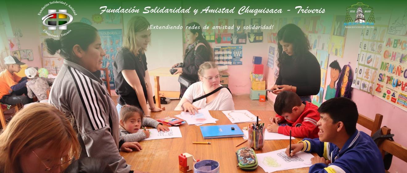 Das Bild zeigt einen Blick in eine Schulklasse in Bolivien. Eine Gruppe von Kindern lernt an Tischen.