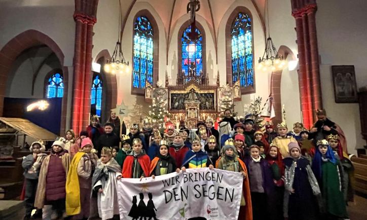 Das Bild zeigt eine große Gruppe von Sternsingern