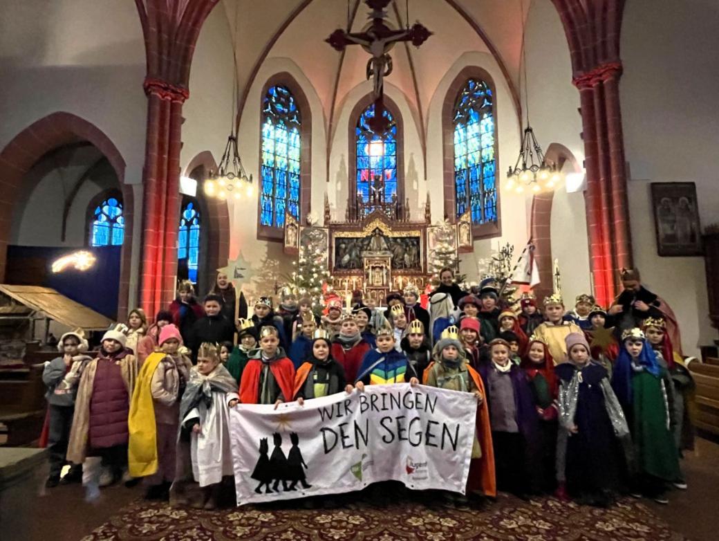 Das Bild zeigt eine große Gruppe von Sternsingern