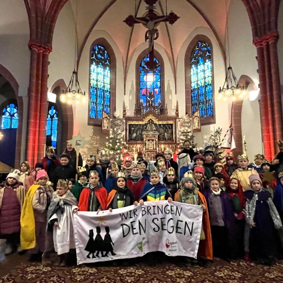 Das Bild zeigt eine große Gruppe von Sternsingern