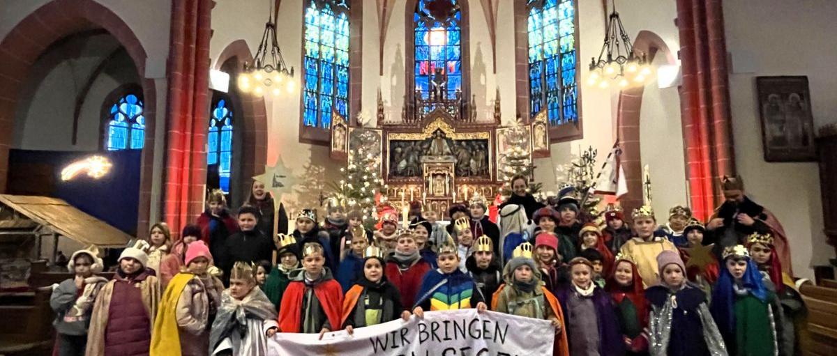 Das Bild zeigt eine große Gruppe von Sternsingern