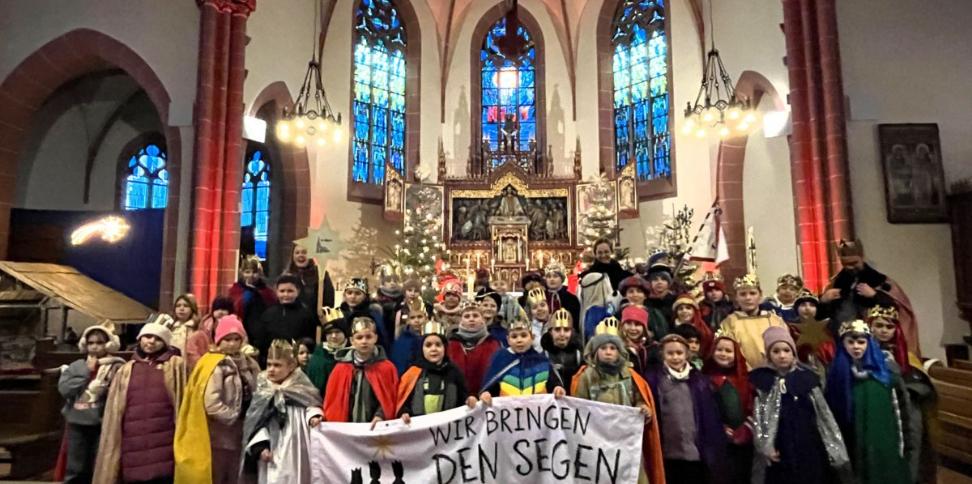 Das Bild zeigt eine große Gruppe von Sternsingern