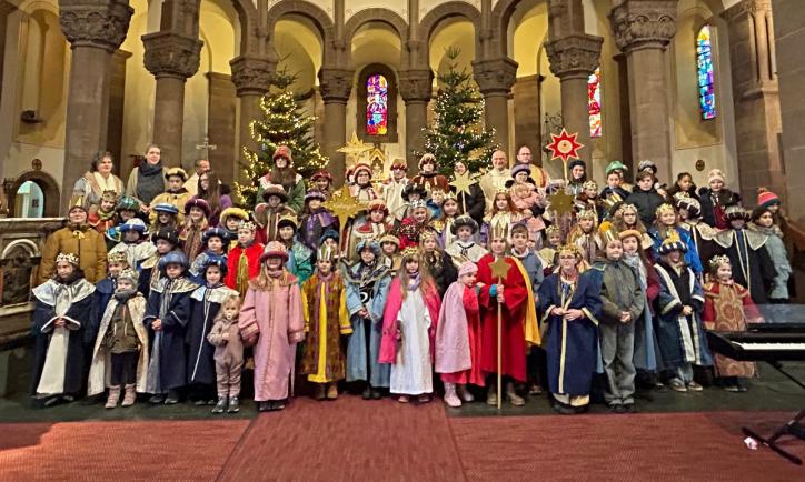 Das Bild zeigt eine große Gruppe von Sternsingern