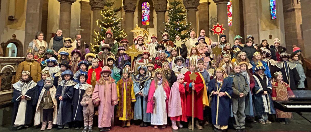 Das Bild zeigt eine große Gruppe von Sternsingern