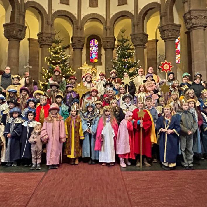 Das Bild zeigt eine große Gruppe von Sternsingern