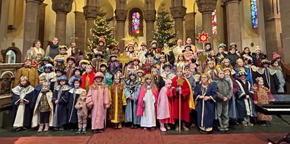 Das Bild zeigt eine große Gruppe von Sternsingern