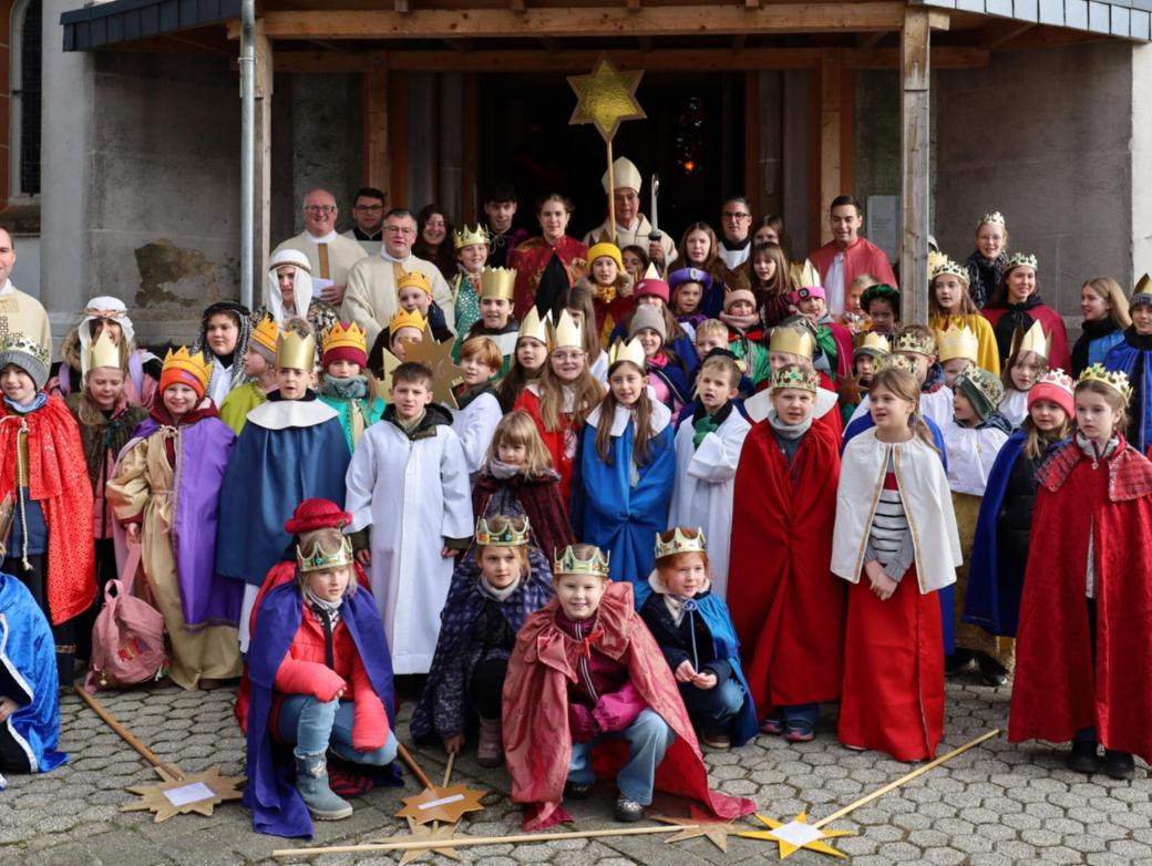 Das Bild zeigt eine große Gruppe von Sternsingern