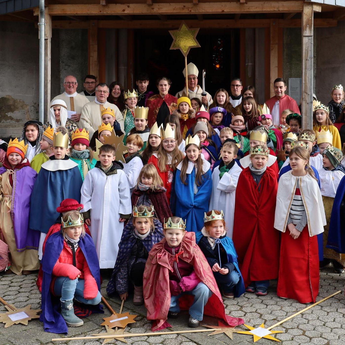 Das Bild zeigt eine große Gruppe von Sternsingern