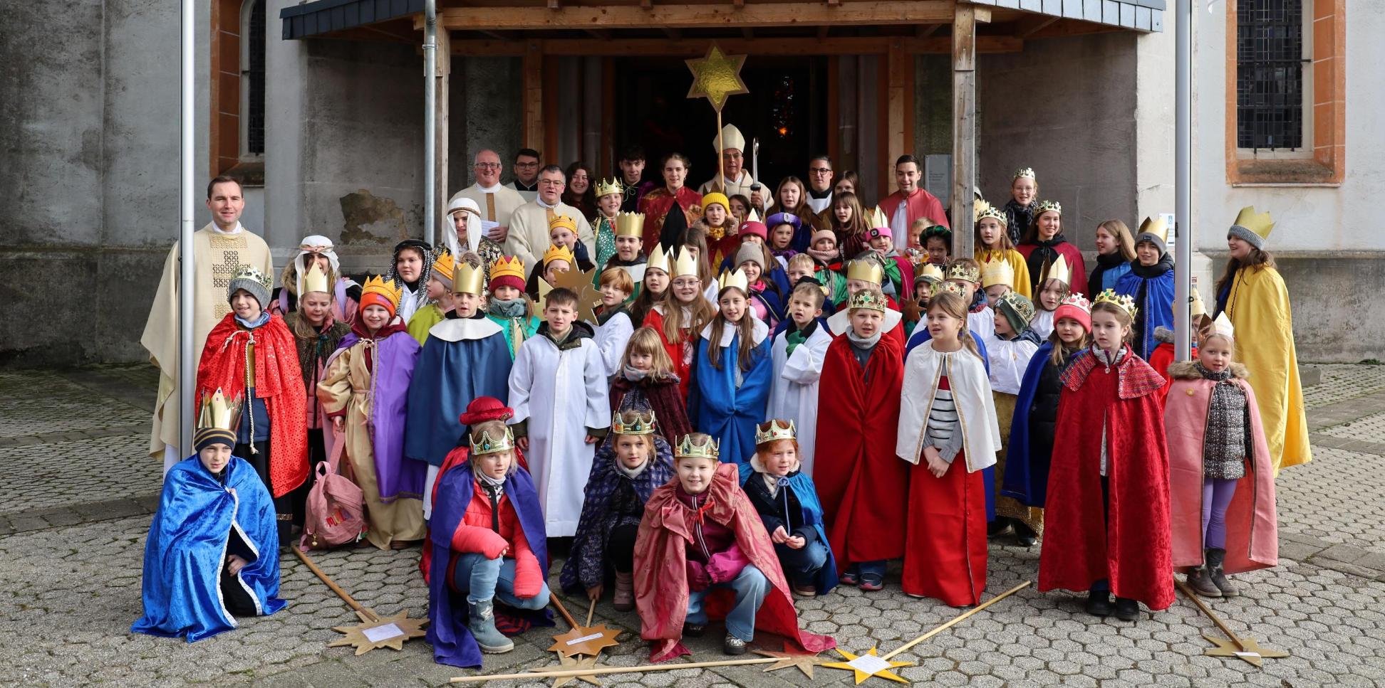 Das Bild zeigt eine große Gruppe von Sternsingern