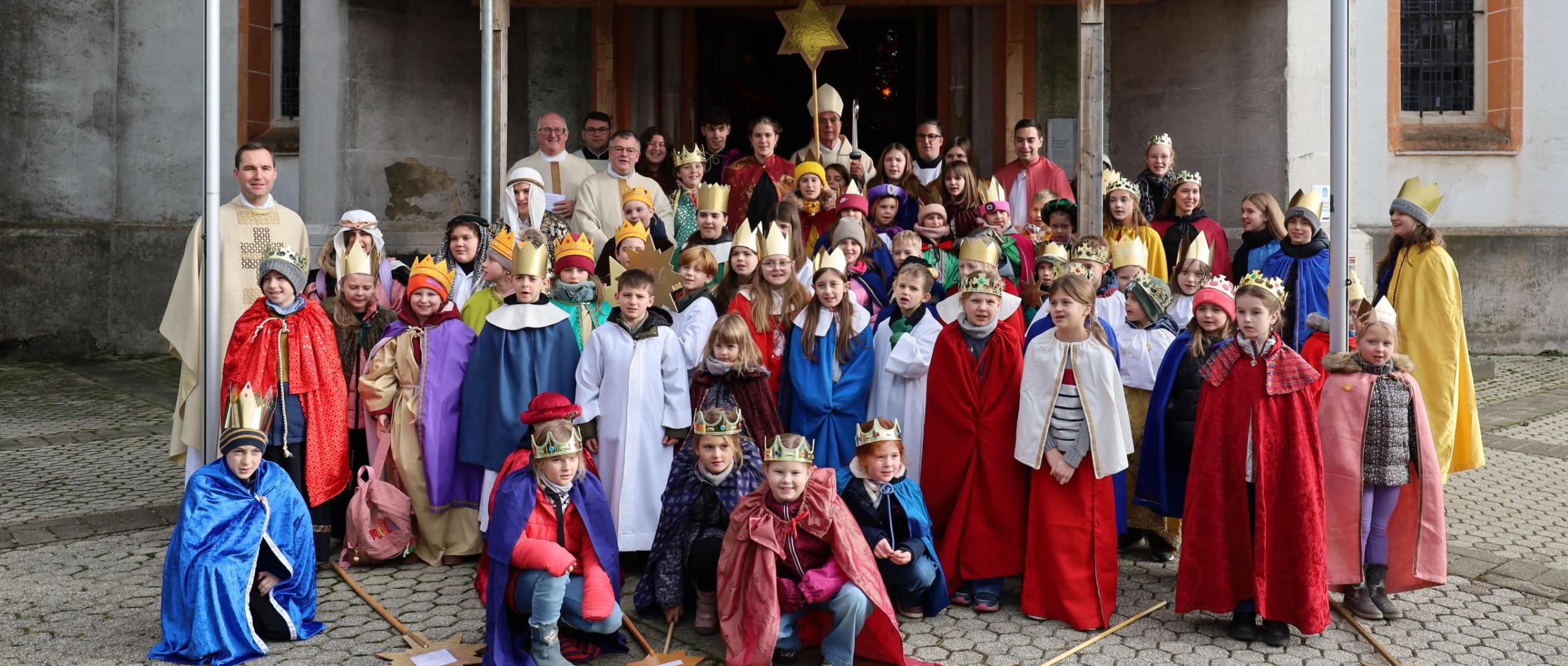 Das Bild zeigt eine große Gruppe von Sternsingern