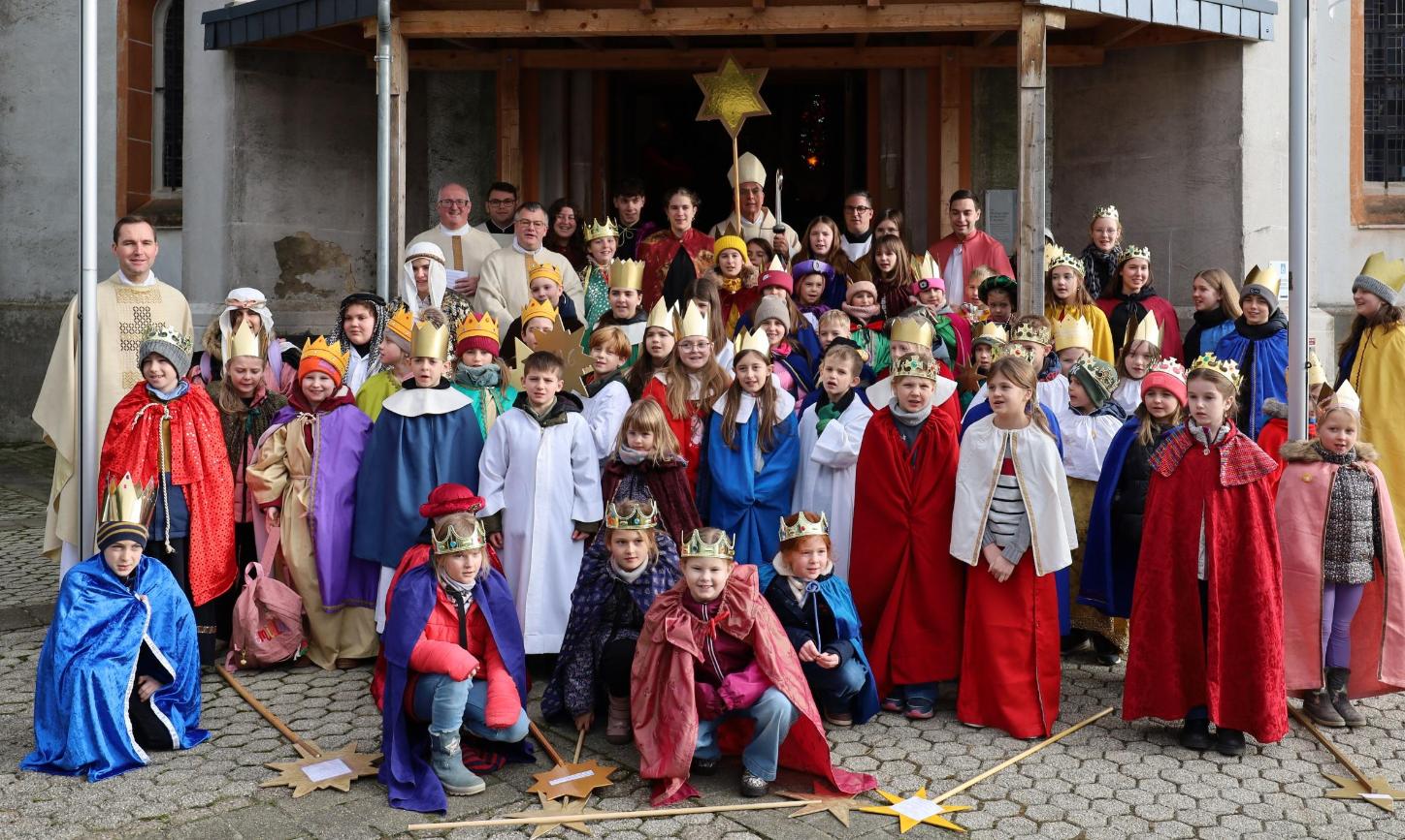 Das Bild zeigt eine große Gruppe von Sternsingern