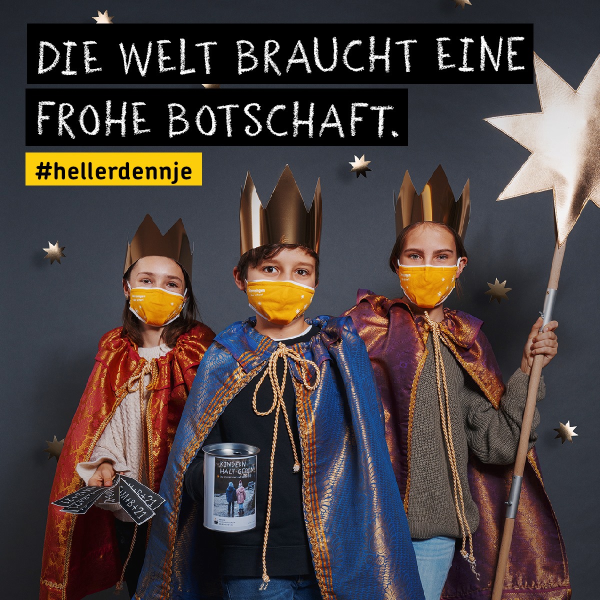 Das Bild zeigt das Sternsinger Plakat von 2021. Drei Kinder als Sternsinger verkleidet tragen Masken.