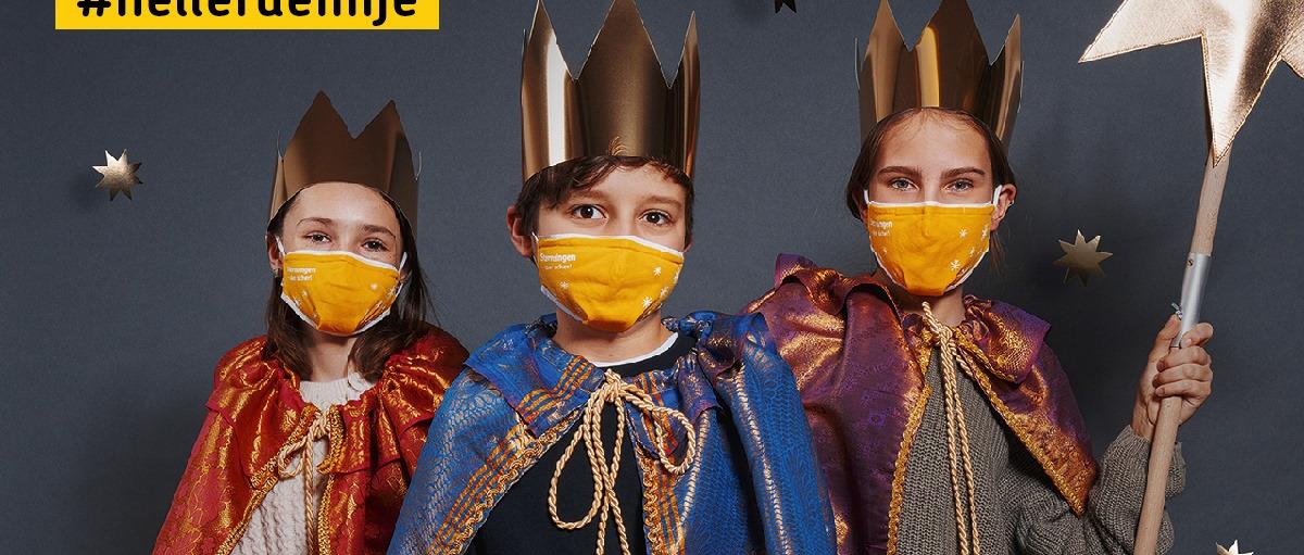 Das Bild zeigt das Sternsinger Plakat von 2021. Drei Kinder als Sternsinger verkleidet tragen Masken.