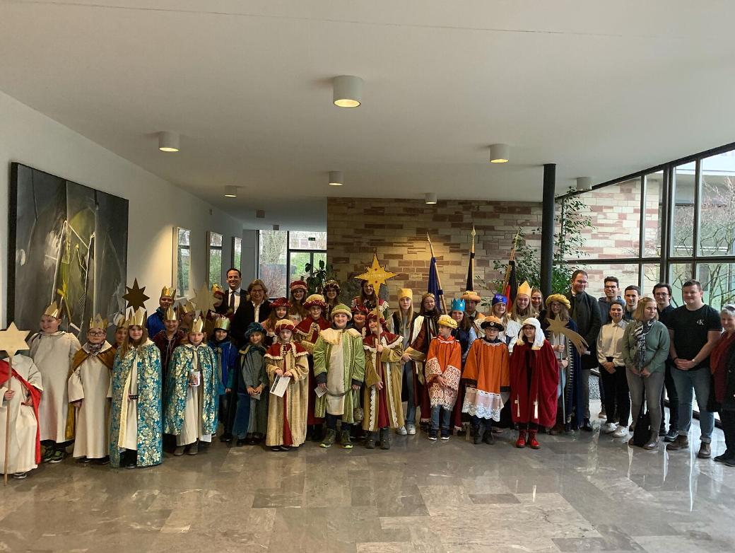 Das Bild zeigt Sternsinger in der Staatskanzlei im Saarland
