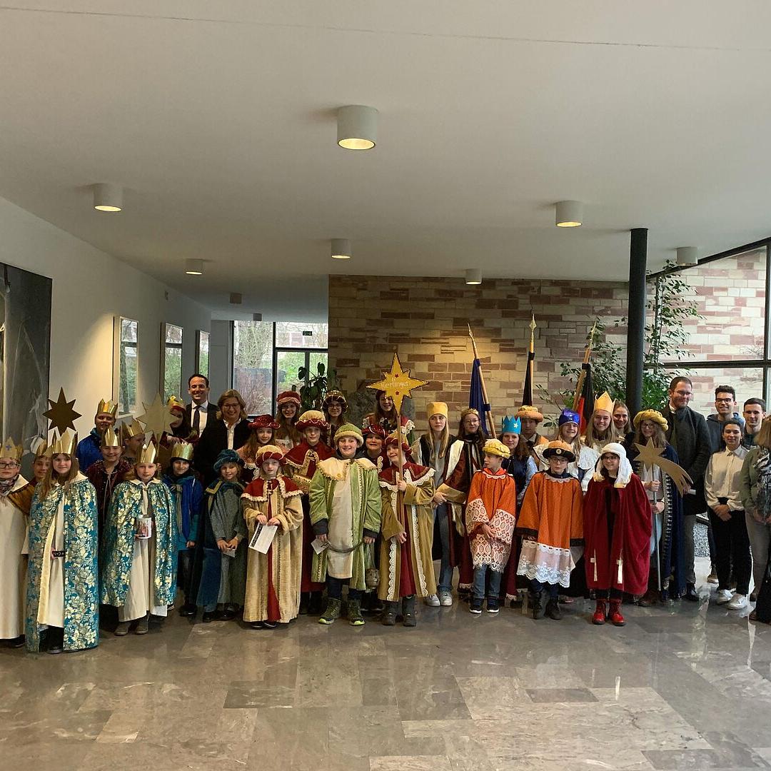 Das Bild zeigt Sternsinger in der Staatskanzlei im Saarland
