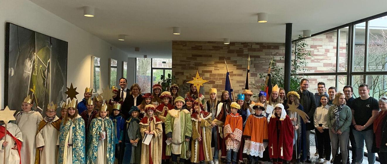 Das Bild zeigt Sternsinger in der Staatskanzlei im Saarland