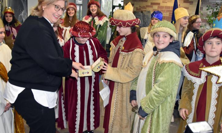Das Bild zeigt Sternsinger in der Staatskanzlei im Saarland