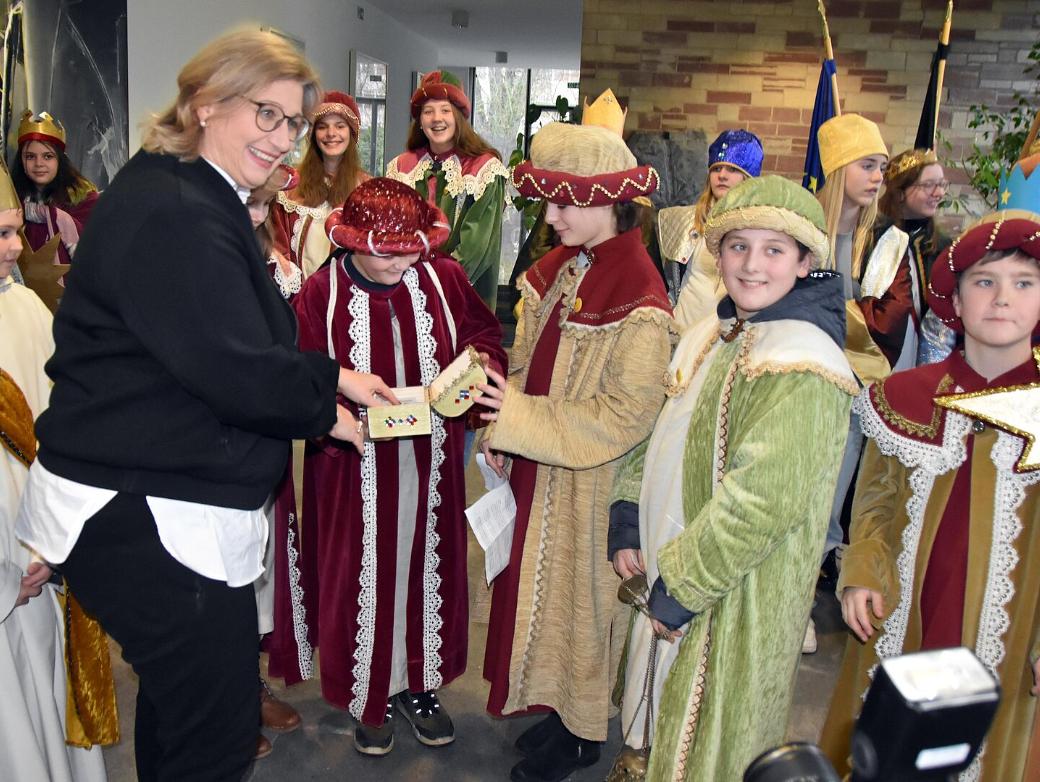 Das Bild zeigt Sternsinger in der Staatskanzlei im Saarland