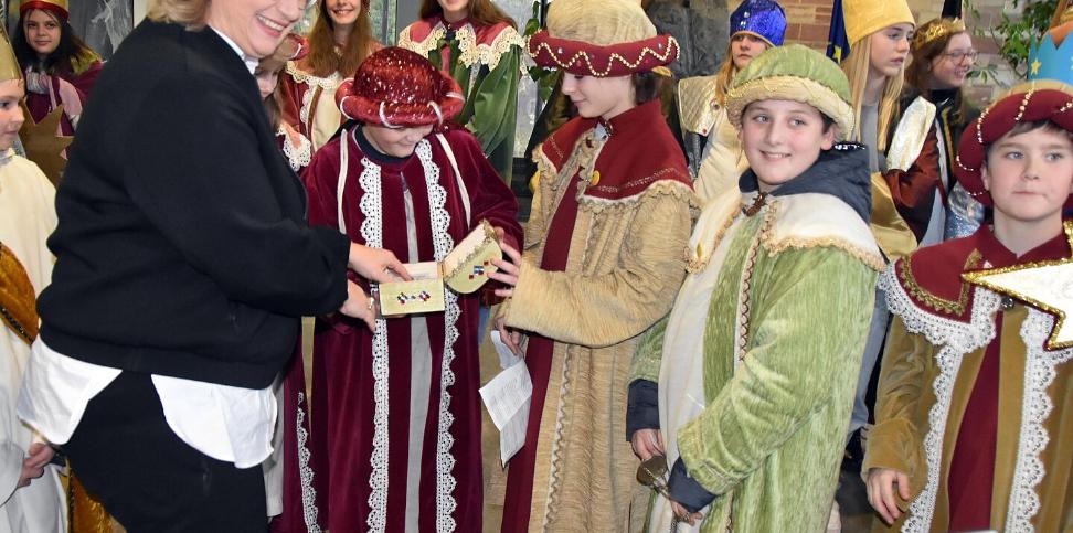 Das Bild zeigt Sternsinger in der Staatskanzlei im Saarland