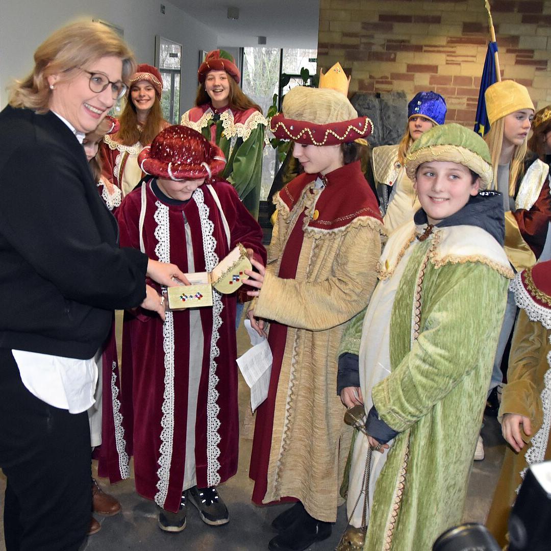 Das Bild zeigt Sternsinger in der Staatskanzlei im Saarland