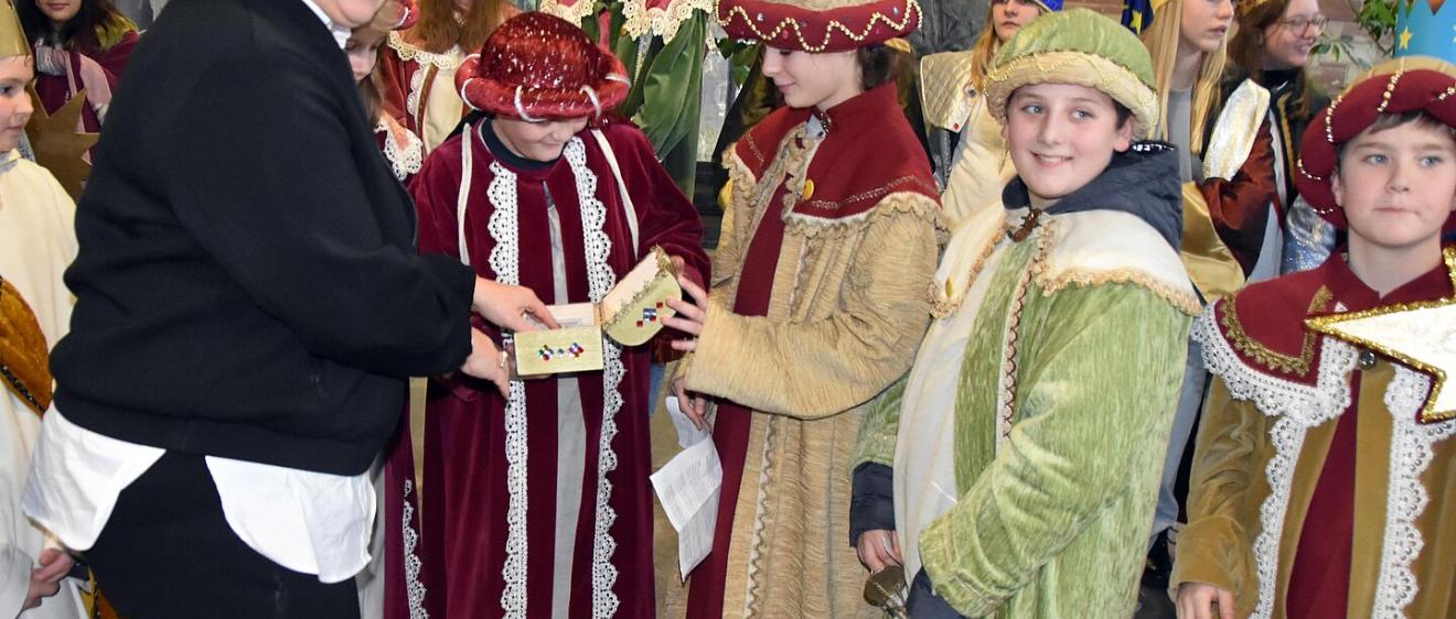 Das Bild zeigt Sternsinger in der Staatskanzlei im Saarland