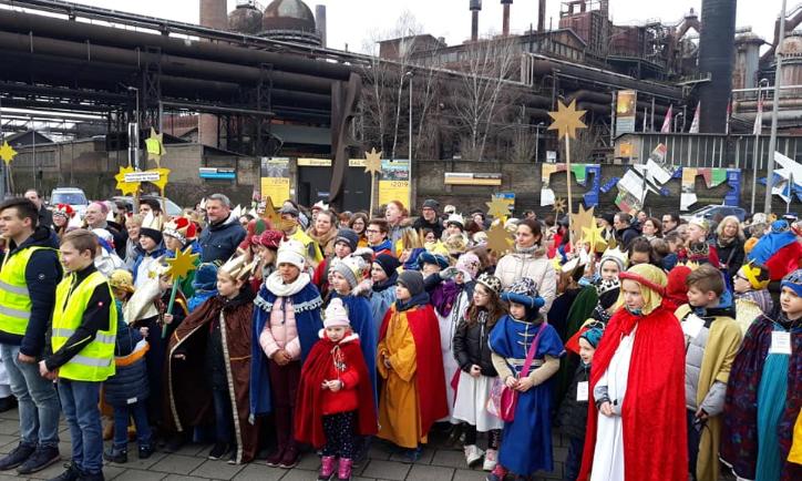 Das Bild zeigt Sternsinger vor der Völklinger Hütte im Saarland