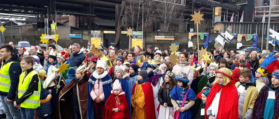 Das Bild zeigt Sternsinger vor der Völklinger Hütte im Saarland