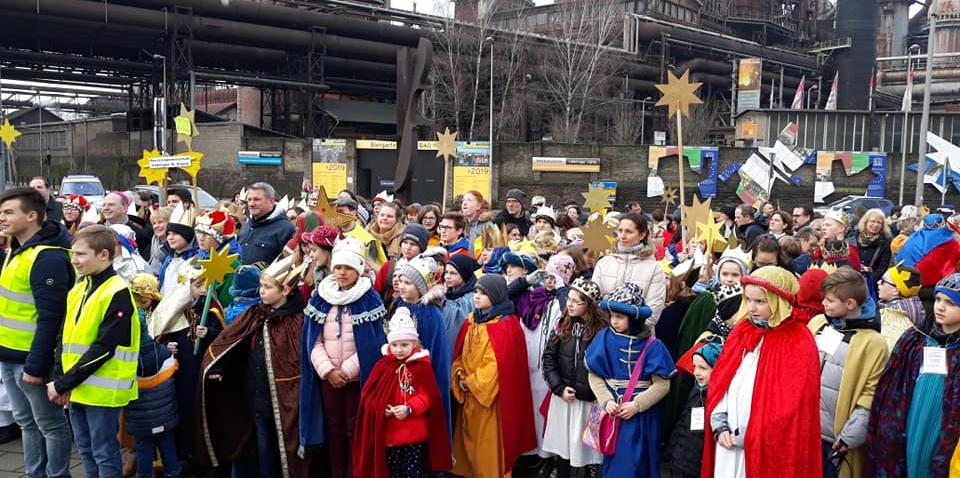 Das Bild zeigt Sternsinger vor der Völklinger Hütte im Saarland