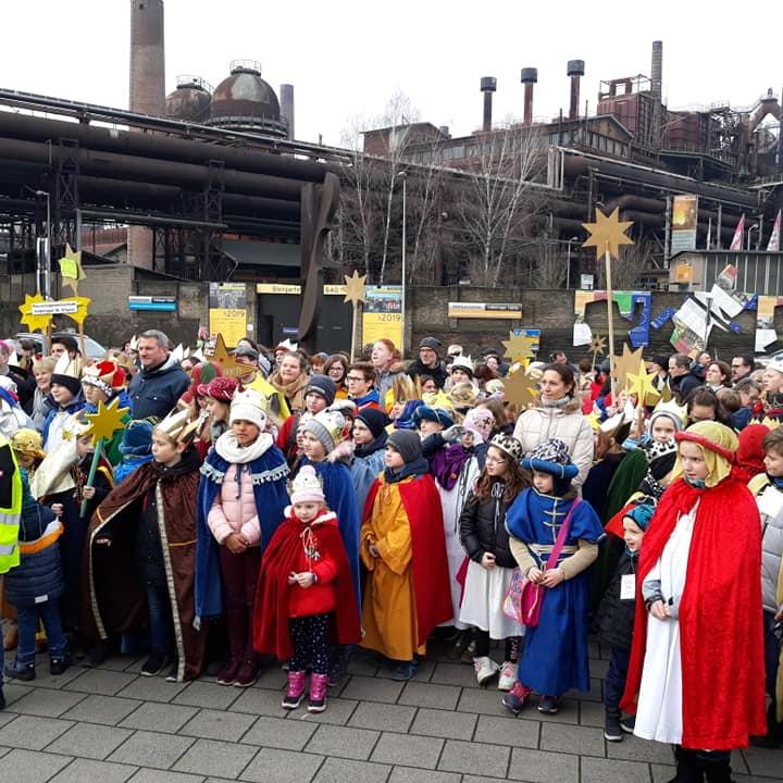 Das Bild zeigt Sternsinger vor der Völklinger Hütte im Saarland