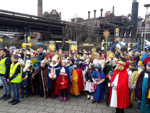 Das Bild zeigt Sternsinger vor der Völklinger Hütte im Saarland