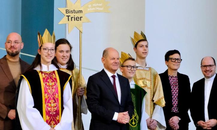 Das Bild zeigt Sternsinger bei Olaf Scholz