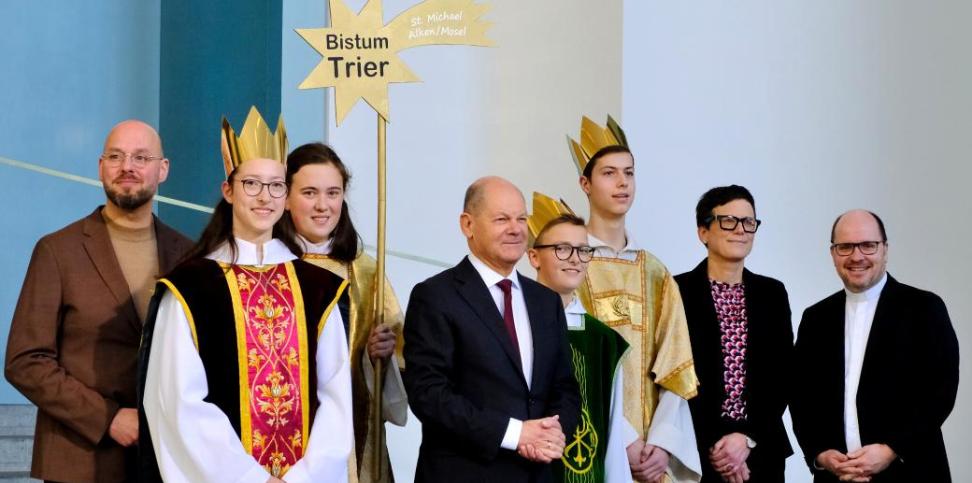 Das Bild zeigt Sternsinger bei Olaf Scholz