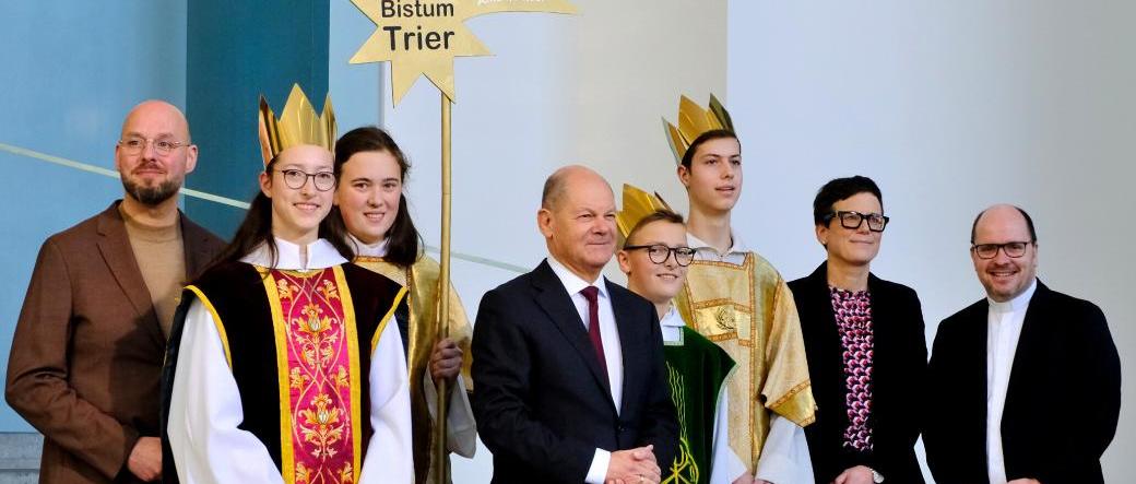 Das Bild zeigt Sternsinger bei Olaf Scholz