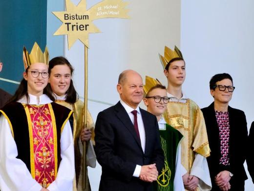 Das Bild zeigt Sternsinger bei Olaf Scholz