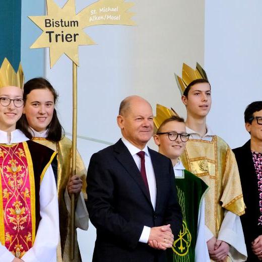 Das Bild zeigt Sternsinger bei Olaf Scholz