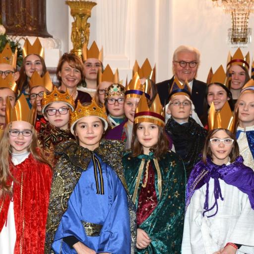 Das Bild zeigt Sternsinger beim Bundespräsidenten Frank Walter Steinmeier