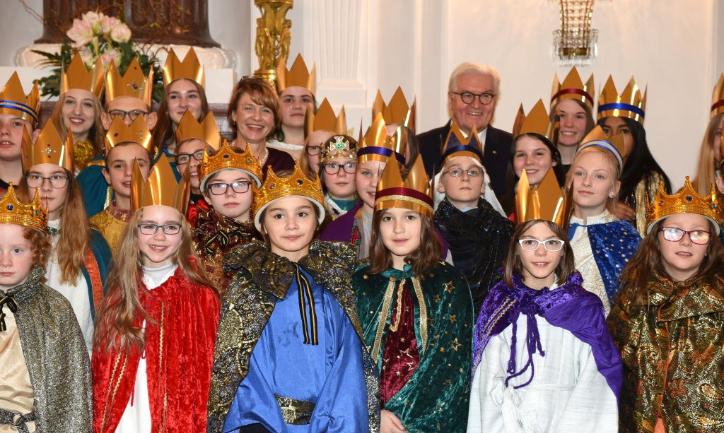 Das Bild zeigt Sternsinger beim Bundespräsidenten Frank Walter Steinmeier