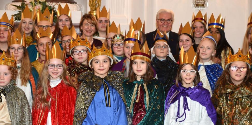 Das Bild zeigt Sternsinger beim Bundespräsidenten Frank Walter Steinmeier
