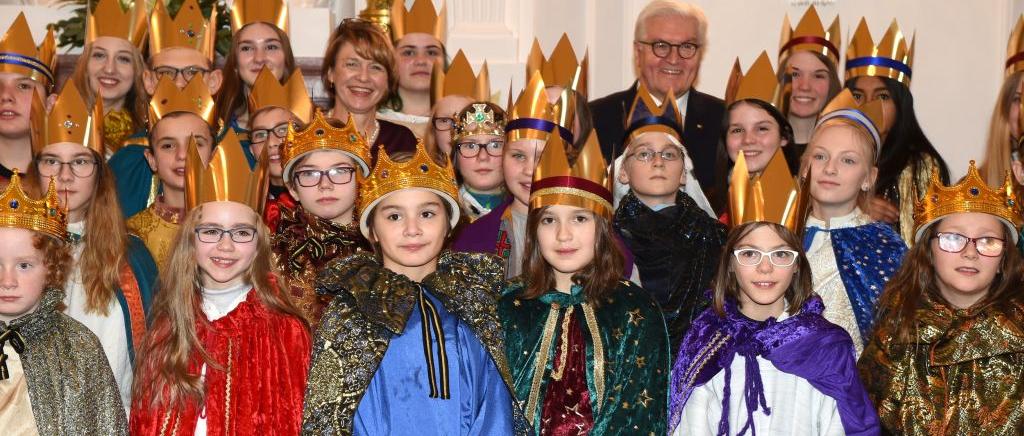 Das Bild zeigt Sternsinger beim Bundespräsidenten Frank Walter Steinmeier