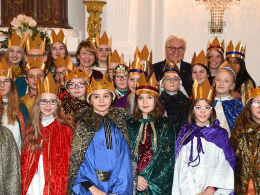 Das Bild zeigt Sternsinger beim Bundespräsidenten Frank Walter Steinmeier