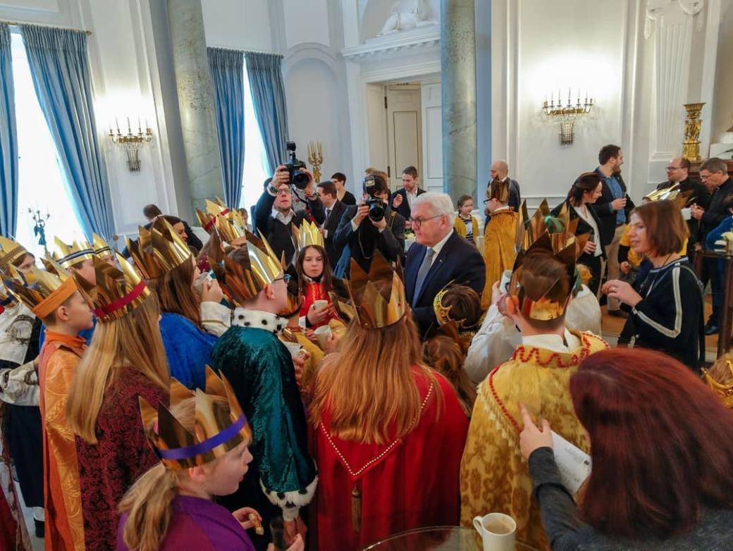 Das Bild zeigt Sternsinger beim Bundespräsidenten Frank Walter Steinmeyer