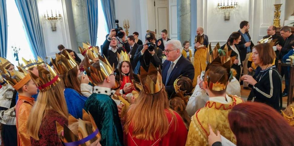 Das Bild zeigt Sternsinger beim Bundespräsidenten Frank Walter Steinmeyer