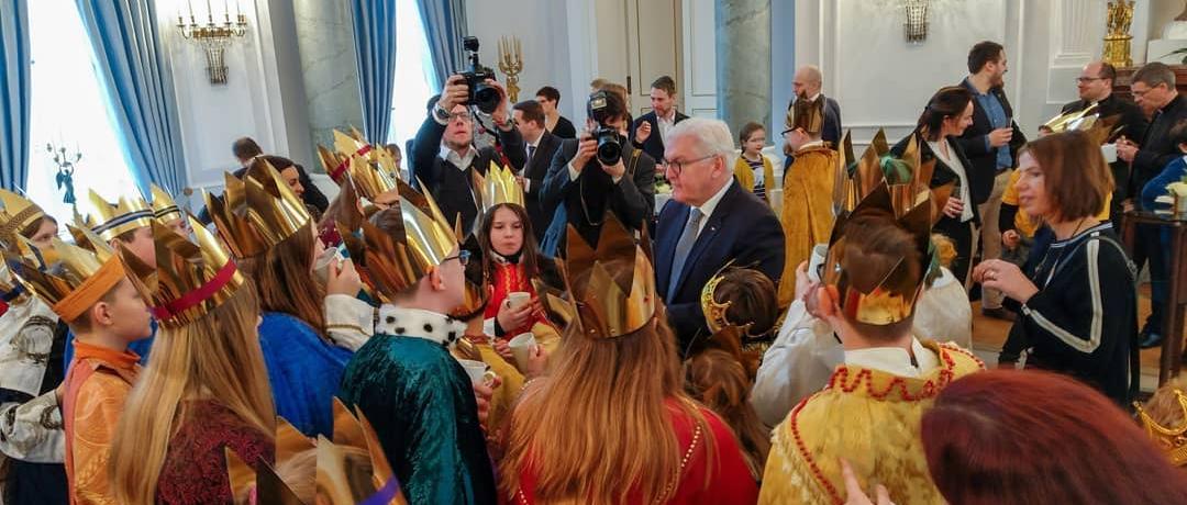 Das Bild zeigt Sternsinger beim Bundespräsidenten Frank Walter Steinmeyer