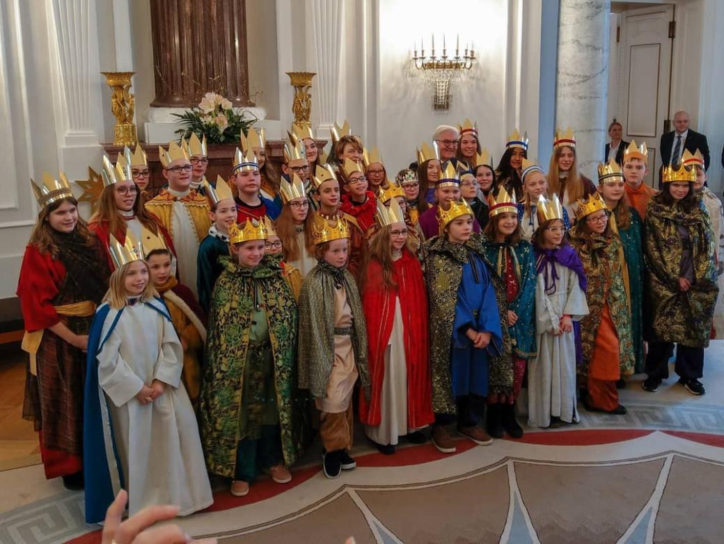 Das Bild zeigt Sternsinger beim Bundespräsidenten Frank Walter Steinmeyer
