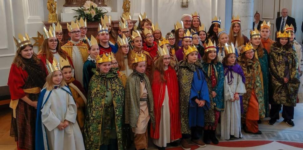 Das Bild zeigt Sternsinger beim Bundespräsidenten Frank Walter Steinmeyer